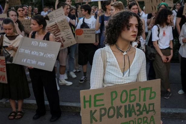 Kriza v Kyjeve Parlament caka na zasadne rozhodnutie