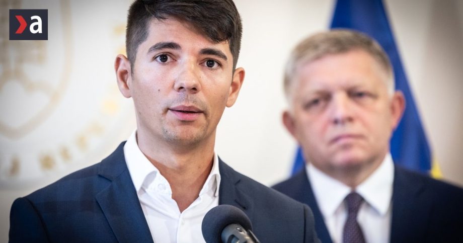Preco sa Erik Kalinak odfotil s Andrewom Tateom