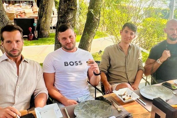 Ruski agenti pokope napisal poslanec Gluck k fotke s bratmi Tateovcami Jeden z nich tvrdi ze byt sexistom je normalne