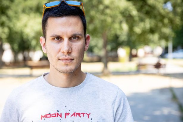 Terorizuju obyvatelov blokuju cesty a biju Slovakov Taky je zivot vo Vucicovom Srbsku