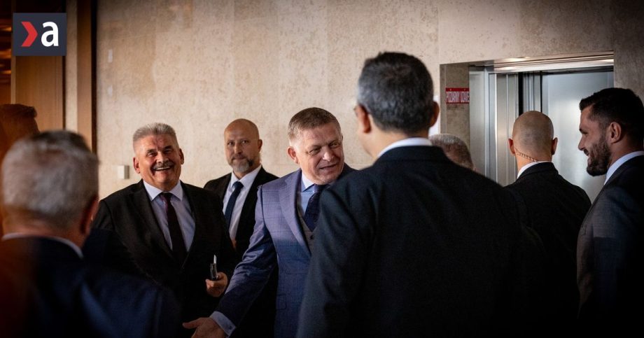 Robert Fico dosiahol svoj najvacsi uspech Konzervativci sa viac boja liberalov ako Smeru komentar Martina Behula