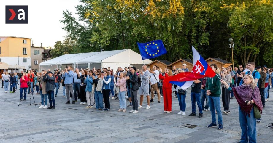 V Cadci pokracuju protivladne protesty Nevzdame sa odkazuju organizatori