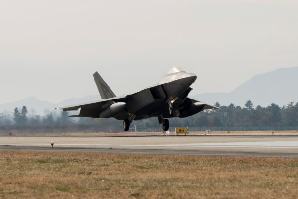 Vzacny zaber z bojov na Ukrajine F 16 v rezime zabijak