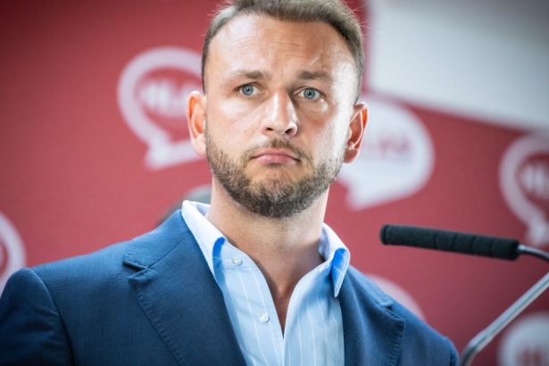 Minister Sutaj Estok ma exekutora na krku