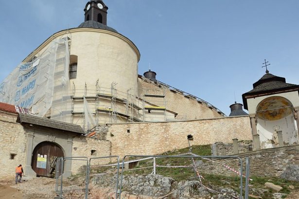 Poslanci planuju navstivit hrad Krasna Horka