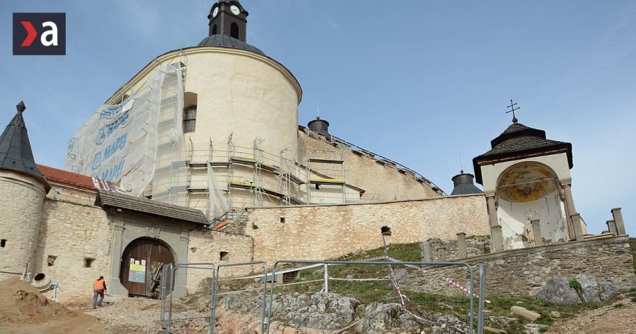 Poslanci planuju navstivit hrad Krasna Horka