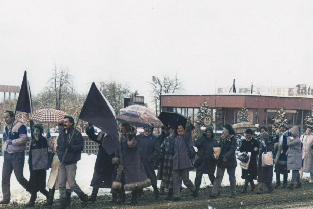 Primator Stropkova kritizuje vladu za zrusenie 17 novembra