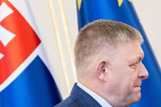Robert Fico reaguje na porusenie Je to dobre konanie ale zmena ustavy neprichadza do uvahy