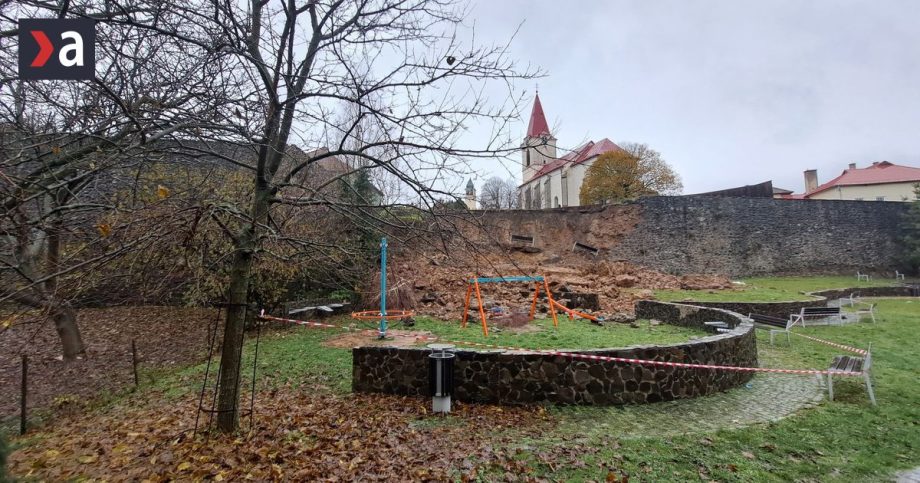 V Pukanci sa zrutila cast historickych hradieb
