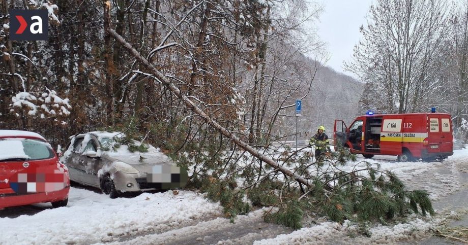 Zle pocasie poslalo stovku hasicov do terenu