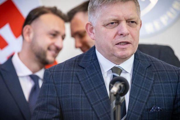 Nad demokraciou sa mraci Ruku na vypinaci vsak nedrzi Robert Fico komentar Martina Behula