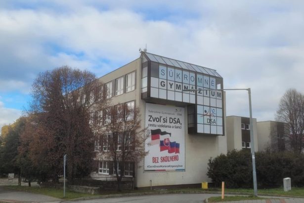 Preco Robert Fico zmenil program a nesiel za gymnazistami