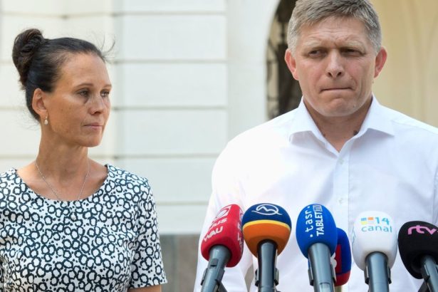 Premier Fico vytiahol manzelku podal zalobu a uspel Matovica rozrusili nalepky na notebooku premierovho advokata