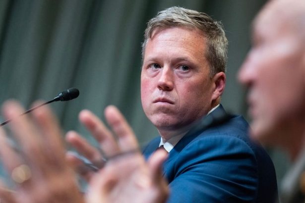 Spekulacie sa stupnuju Pripravuje Trump Driscolla za nastupcu ministra obrany