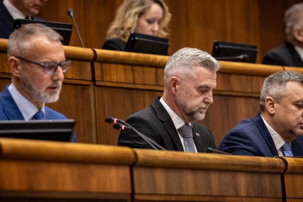 Vznik tu cenzorsky urad Opozicia varuje pred novymi pravidlami ktere maju umlcit poslancov