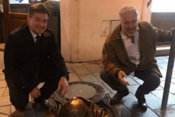 Epsteinov pilot Z Bratislavy do Popradu za pol hodinu Sexualny predator navstivil Lajcaka na Slovensku a zaobstaral mu aj listky na koncert