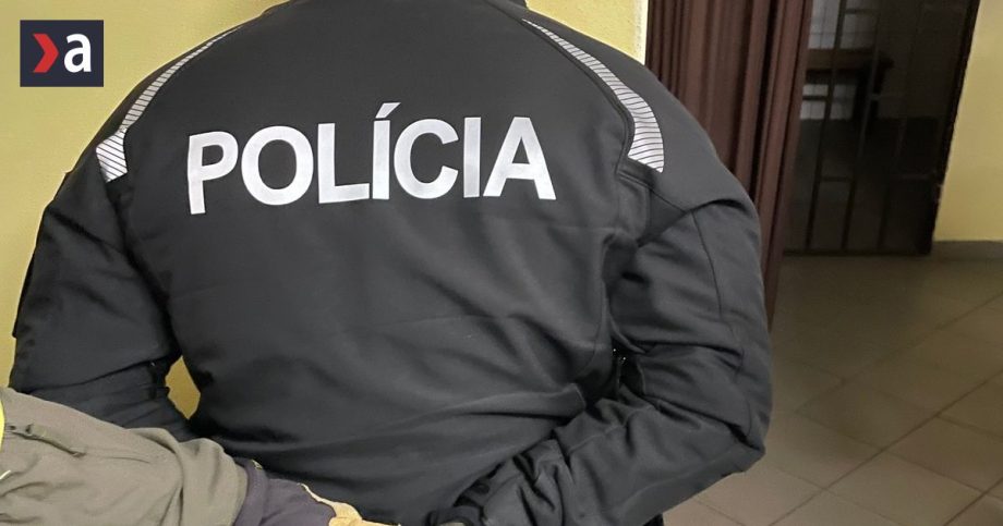 Korupcna groteska Policajt v unforme privezol na emisnu kontrolu auto bez katalyzatora