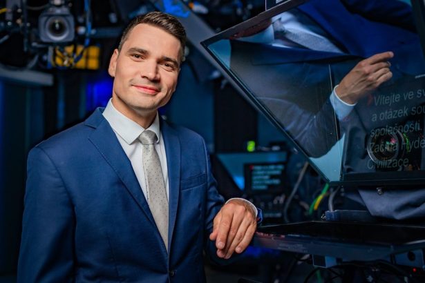 Moderator Daniel Stach Ak nebudem slobodny v Ceskej televizii konDIM Mozem ist zbierat jablka na Novy Zeland