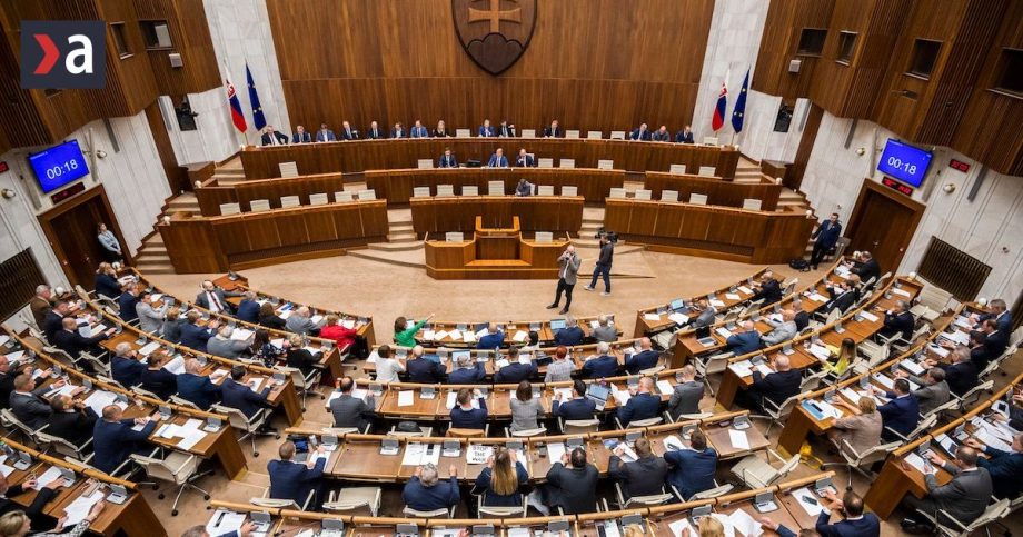 Odstrihli cas na debatu prikazali topanky a sako koalicia schvalila nove pravidla rokovania ako to ovplyvni opoziciu