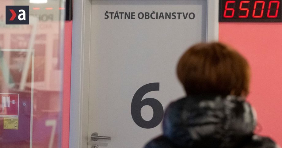 Policajtka preverovala a poskytovala informacie o migrantoch priatelovi obvinenna je z prevadacstva