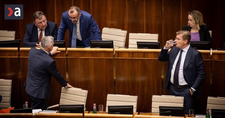 Poslanci mali ist na 60 dnove jarne prazdniny Nakoniec sa stretnu na styri dni v marci