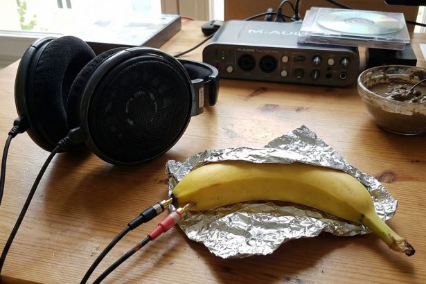 Pripojil sluchadla k banana a blatu pustil hudbu Vysledok prekvapil