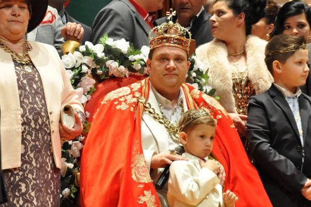 Robert Botos znamey ako romsky kral zomrel vo veku 54 rokov po operacii a vaznych komplikaciach