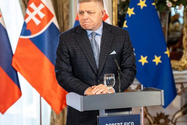Robert Fico vedie najhorsiu zo svojich vlad Nema pravo hodnotit inych komentar Petra Weissa