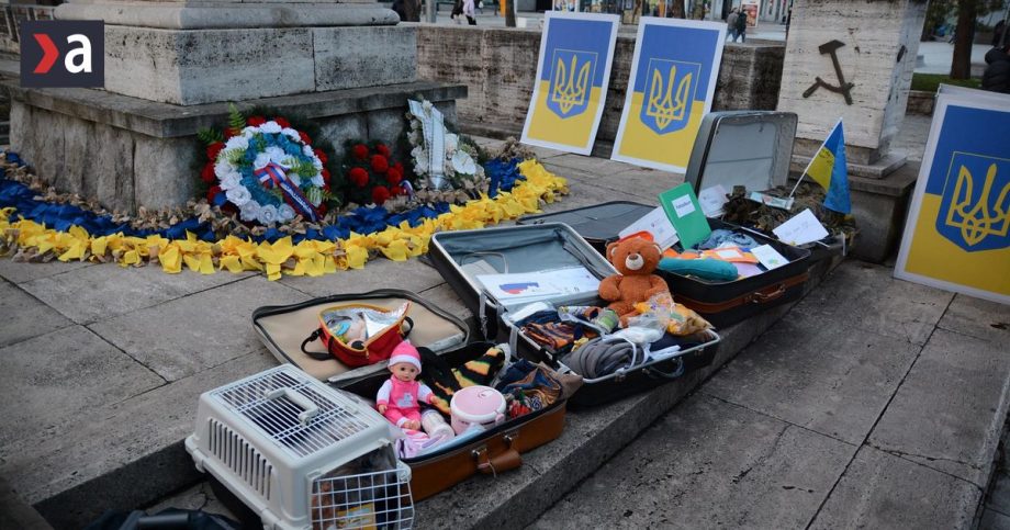 Styri kufre styri roky zivota na uteku pred vojnou Pri pamantniku v Kosiciach horeli sviecky za Ukrajinu