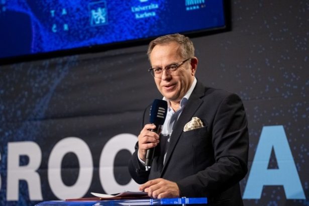 Vaclav Moravec Z desiatich rozhovorov mi Ceska televizia povoli dva Politici chcu zlikvidovat kriticku zurnalistiku video