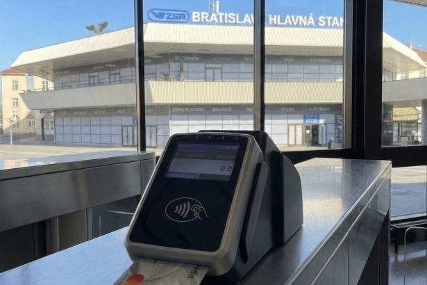 Zahada na bratislavskej stanici Objavil sa tam terminal akoby od znamej banky Ta tvrdi ze nie je jej