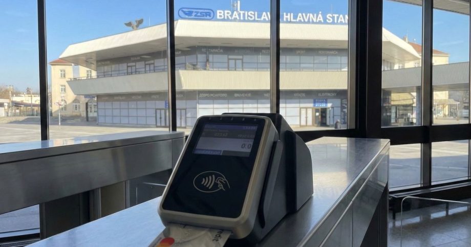 Zahada na bratislavskej stanici Objavil sa tam terminal akoby od znamej banky Ta tvrdi ze nie je jej