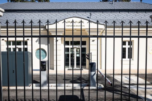 Dostavba Uradu vlady vyzera ako pohostinstvo Je to dokonal pomnk neschopnosti tch ktor vldnu nzor Alexandry Kusej