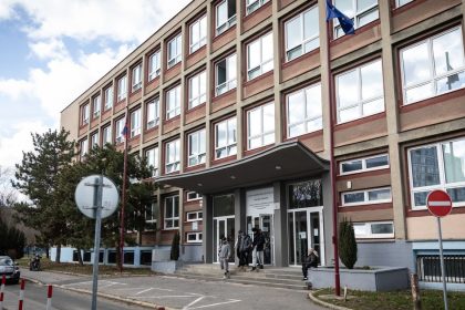 Kontrola tasiek a zositov vyhadzovanych z okien Na strednej skole zaviedli razie na skolskie potreby