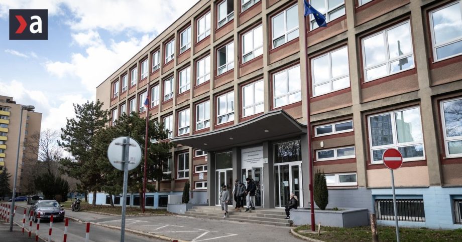 Kontrola tasiek a zositov vyhadzovanych z okien Na strednej skole zaviedli razie na skolskie potreby