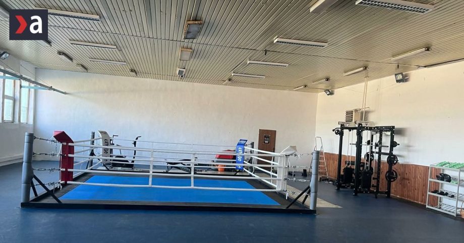 Martinski dzudisti a boxeri nemozu zit pod jednou strechou vypratali stroje a postavili ring