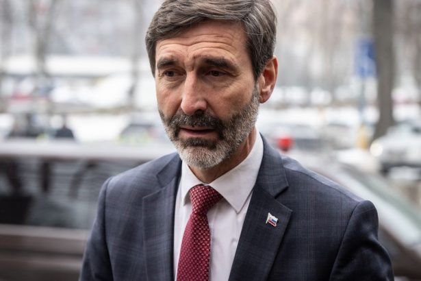Minister Blanar V najblizsich tyzdnoch hrozi nedostatok ropy Lobovanie za ruskich oligarchov nevysvetlil