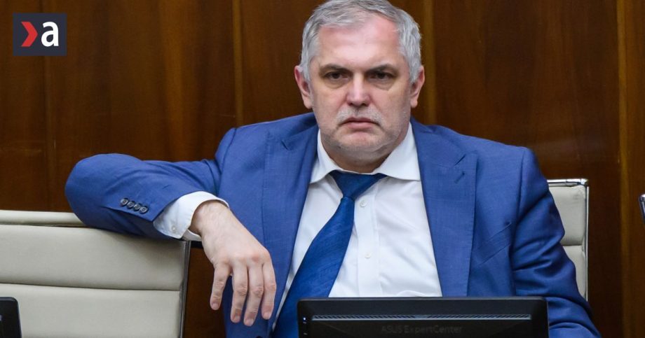 Musi sa to riesit reaguje Roman Michelko z SNS na zrusenie zmluv zo strany FPU O podporu ma prist aj Literarny tyzdennik