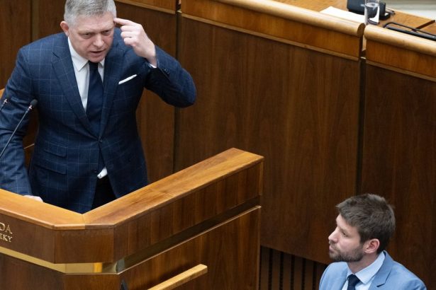 Robert Fico v parlamente vydrzal iba 45 minut Michal Simecka ho konfrontoval tromi otazkami naraz