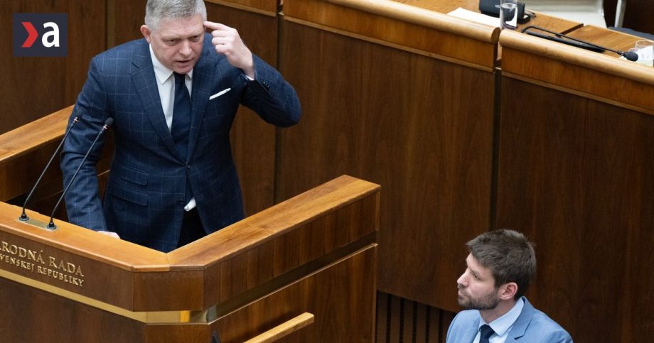 Robert Fico v parlamente vydrzal iba 45 minut Michal Simecka ho konfrontoval tromi otazkami naraz