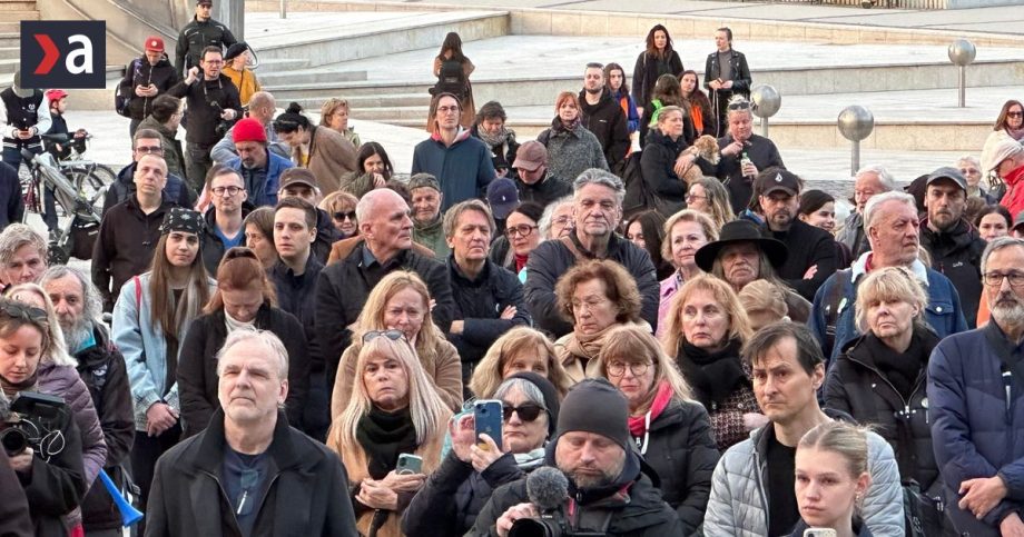 STVR sa meni na sluzku moci ludia protestovali proti cistkam pred rozhlasom vytvorili zivu retaz