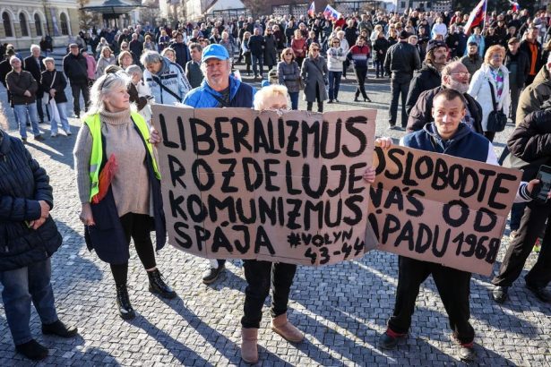 V Nitre protestovali stovky ludi proti progresivizmu Okrem ocekavanej kritiky Michala Simecku sa recniky zamerali aj na Roberta Fica
