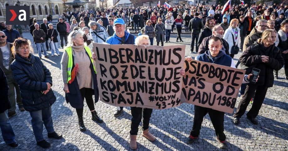 V Nitre protestovali stovky ludi proti progresivizmu Okrem ocekavanej kritiky Michala Simecku sa recniky zamerali aj na Roberta Fica