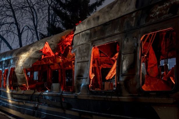 Vojnova realita ukrajinskych zeleznic pasazieri musia byt pripraveni na rychle evakuacie z vlakov kvoli ruskym dronom