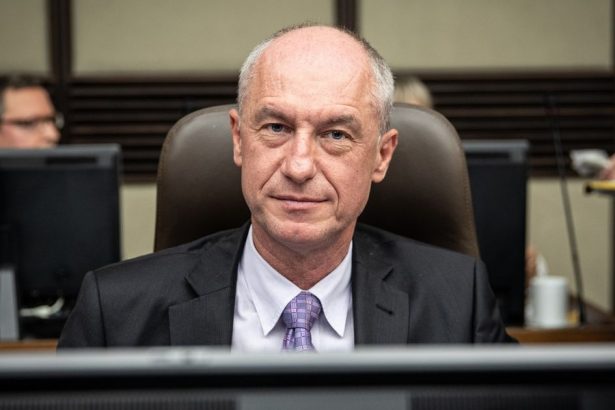 Volby 2026 Exminister Karel Hirman je kandidatom Demokratov na predsedu Kosickeho samospravneho kraja