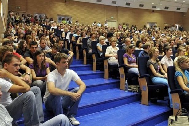 studentska karta ISIC v mobilnom telefone nie je vo vlaku akceptovana sprievodcovia trvaju na plastovej verzii