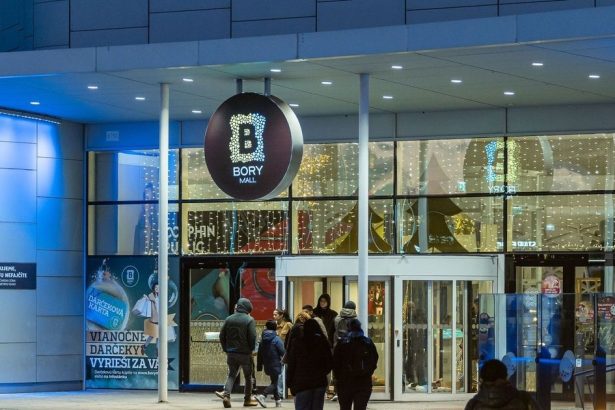 Obchodne centrum Bory Mall preber znmy Slovk U vlastn aj as Coop Jednoty