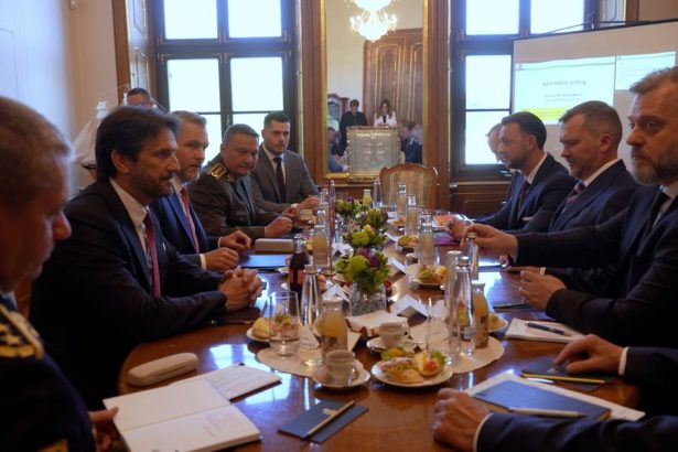 Politici si vyskusaju simulaciu utoku na Slovensko Zmena ustavy a stav ohrozenia zatial nepresli