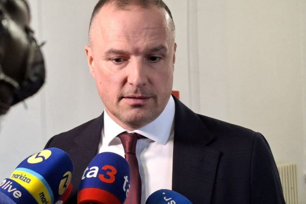Poradcu premiera Lindtnera oslobodil sudca v pripade korupcie Ake dokazy taka spravodlivost zdovodnil