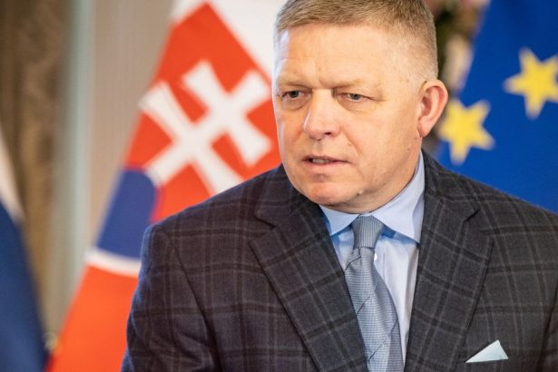 Robert Fico moze coskoro zistit co je horsie nez byt nepopularnym premierom komentar Martina Behula